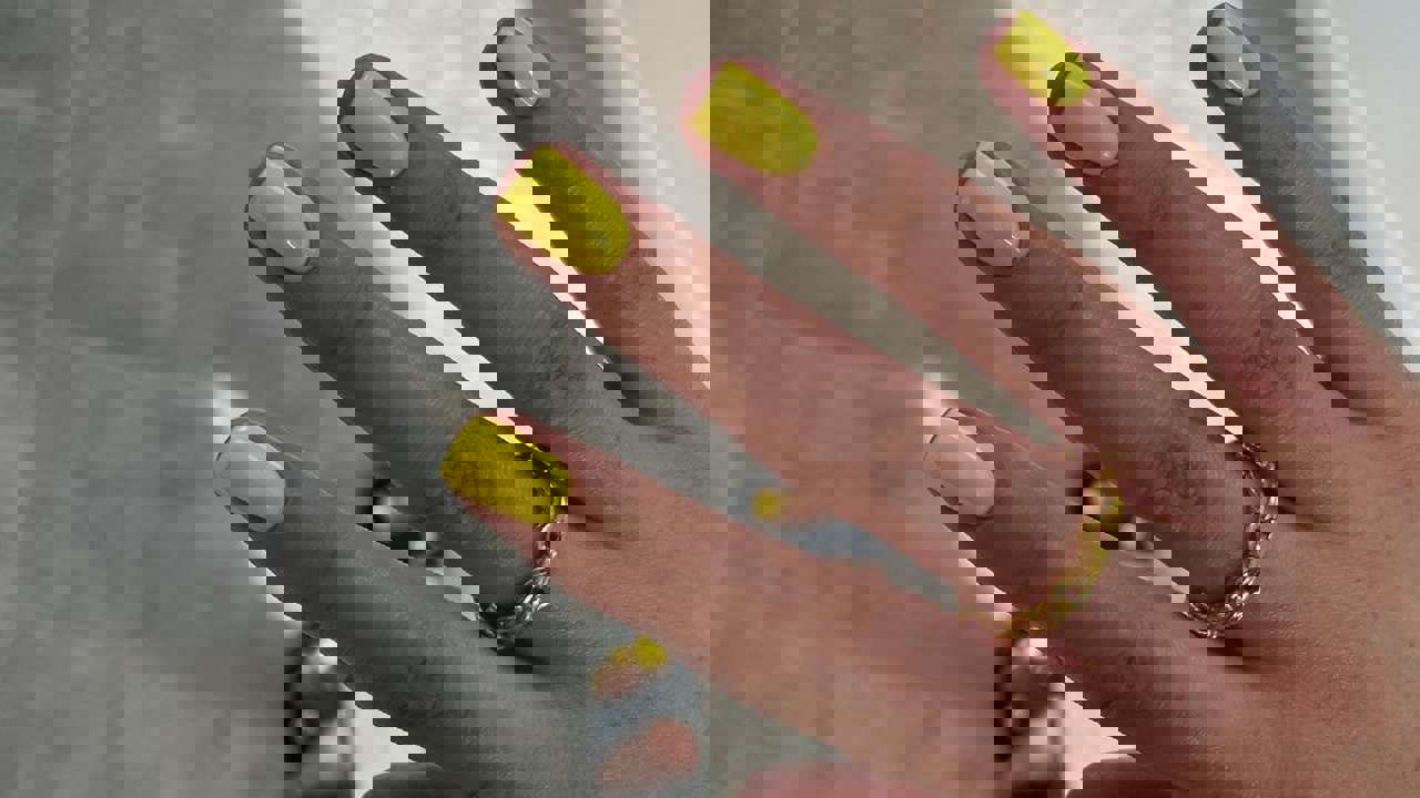 5 colores de uñas que NO se llevarán en invierno 2024: amarillo