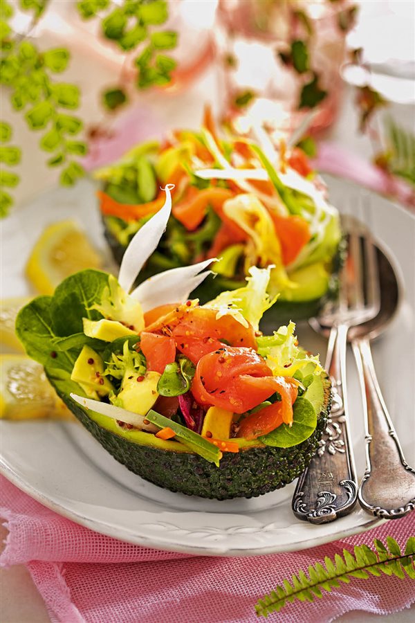 Recetas para adelgazar: aguacate relleno de ensalada y salmón.