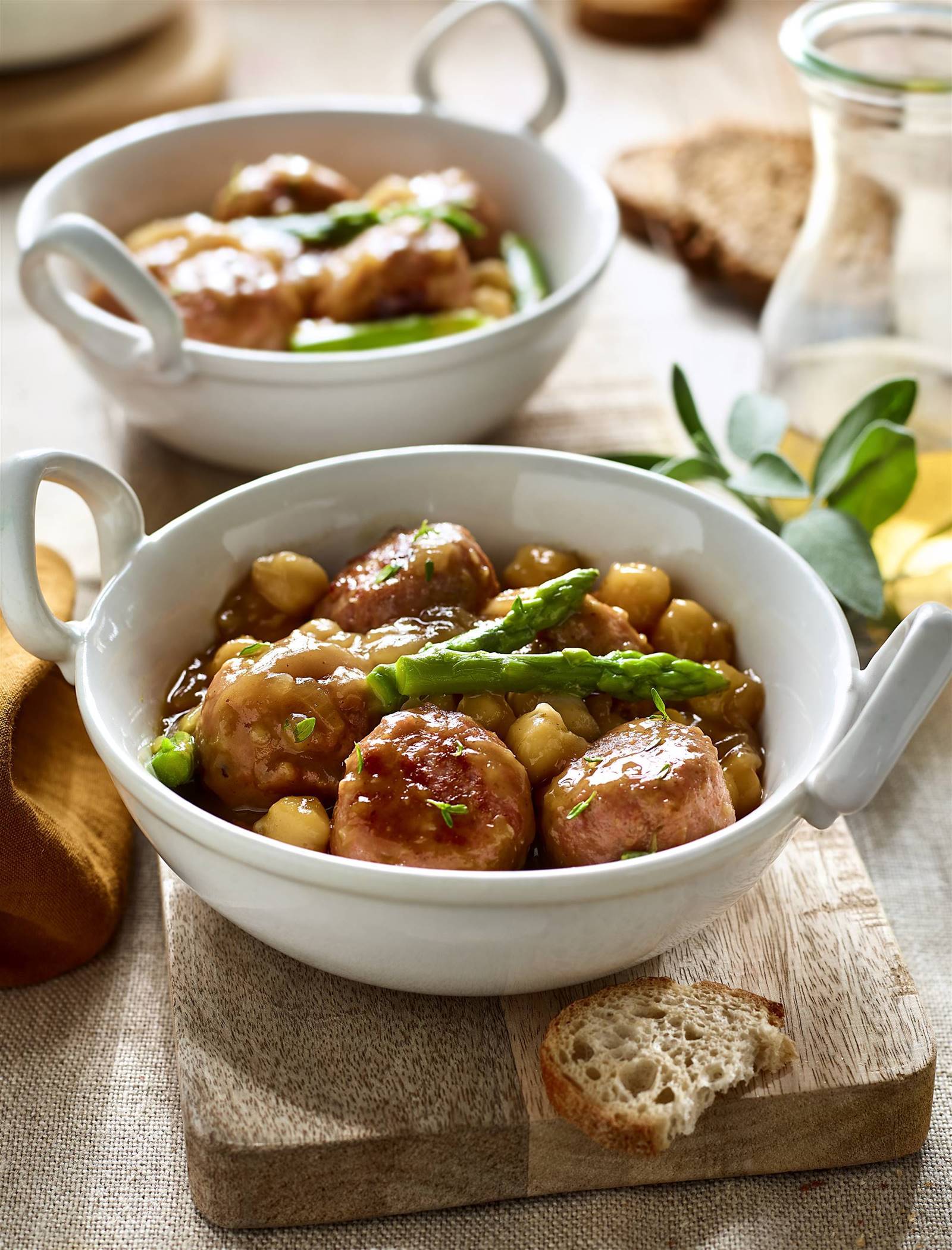 Albóndigas de carne guisadas con garbanzos y espárragos