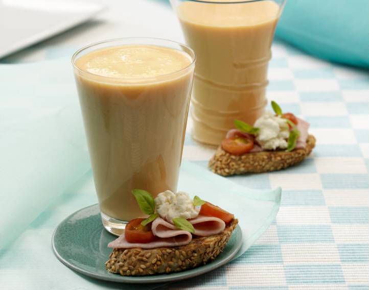 203572 O Batido de zanahoria y tostada mediterránea. Batido de zanahoria y tostada mediterránea
