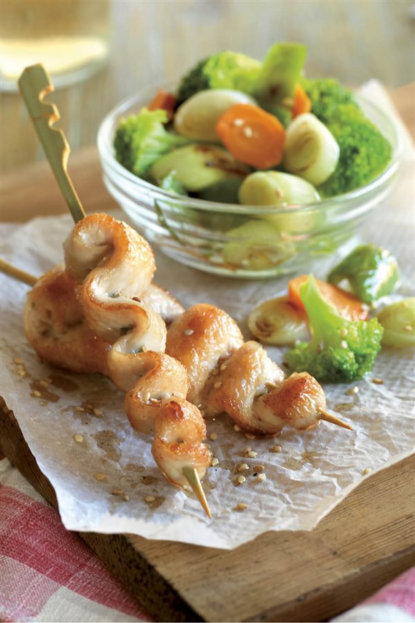 Recetas para adelgazar: brochetas de pollo con salteado de verduras.