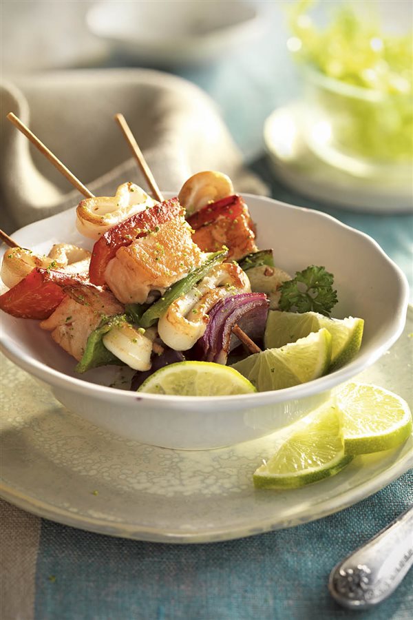 Recetas para adelgazar: brochetas de calamar y salmón.