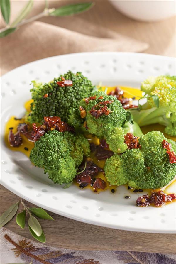 Cenas ligeras: brócoli con vinagreta de tomates secos