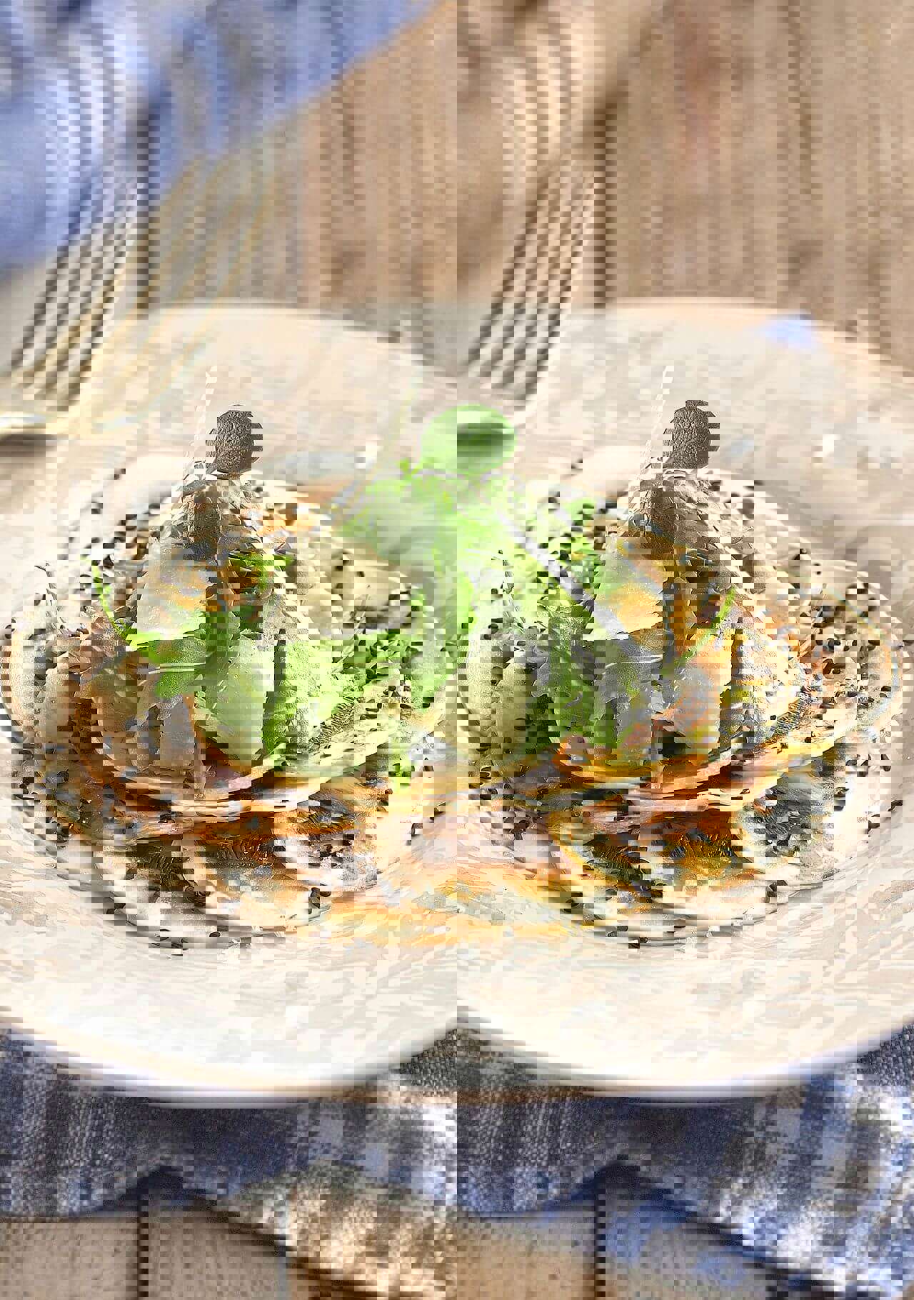 Carpaccio de champiñones con rúcula y parmesano