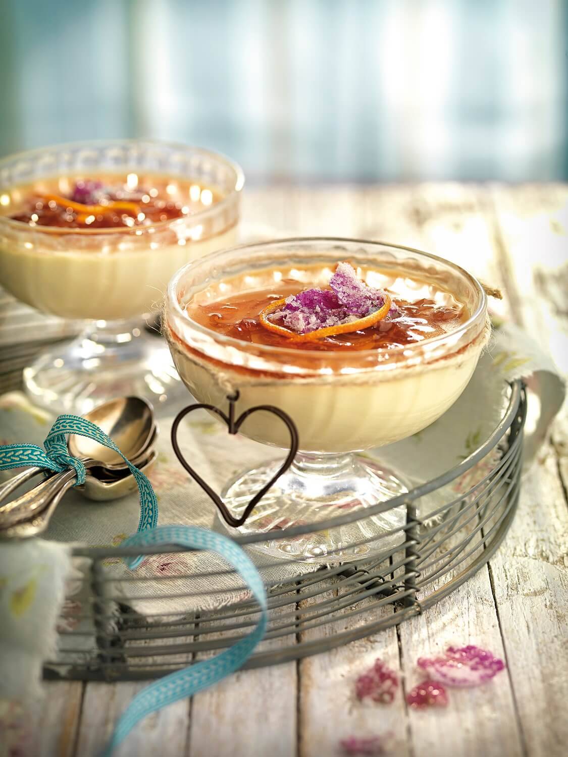 cena romantica en casa crema con petalos de rosa