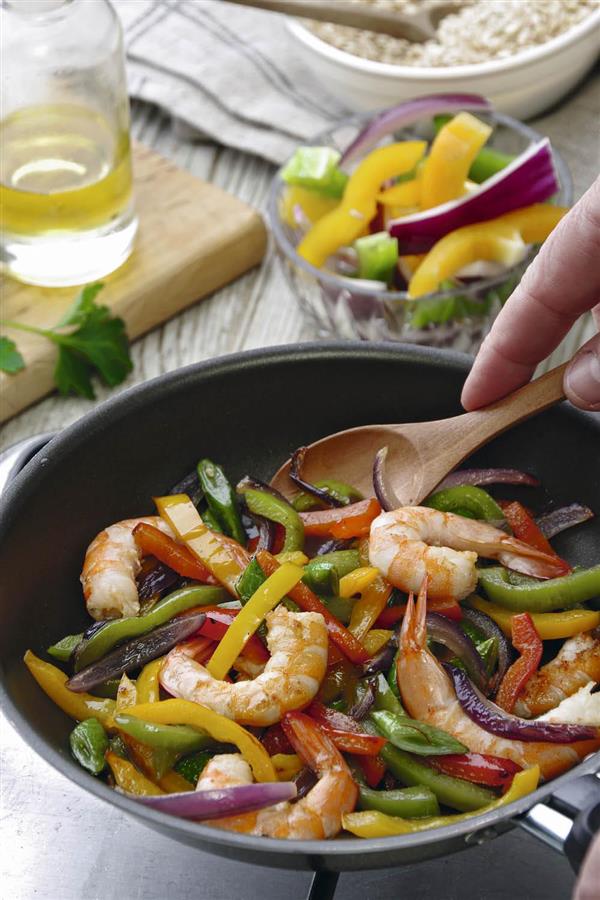 Cenas ligeras: hortalizas salteadas con gambas