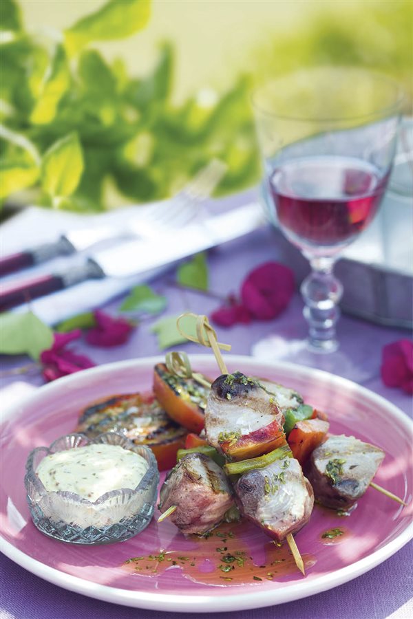Recetas para adelgazar: brochetas de bonito con salsa tártara ligera.