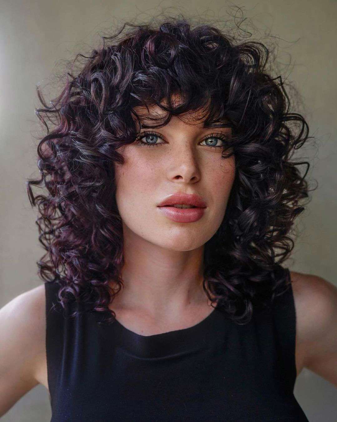 Corte de pelo bob rizado a capas: clavicut con flequillo