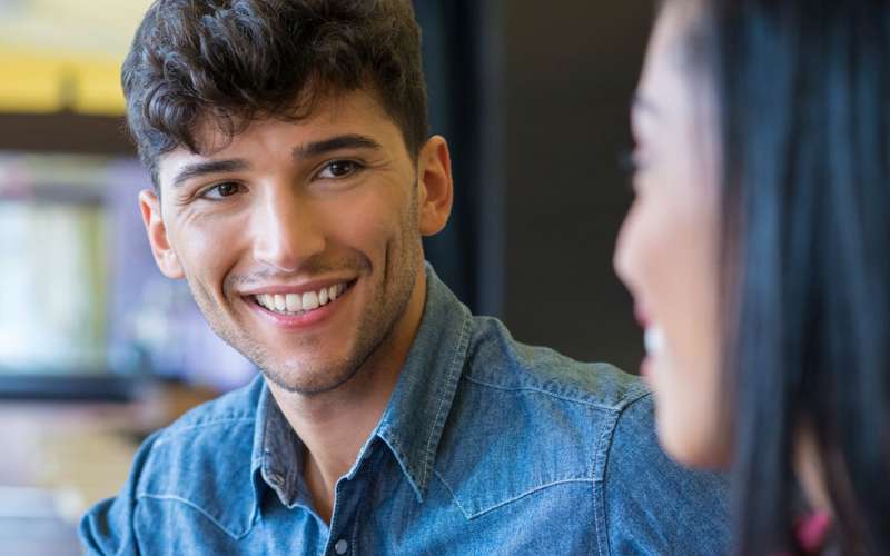 ¿Cómo saber si le gustas a alguien por su lenguaje corporal?