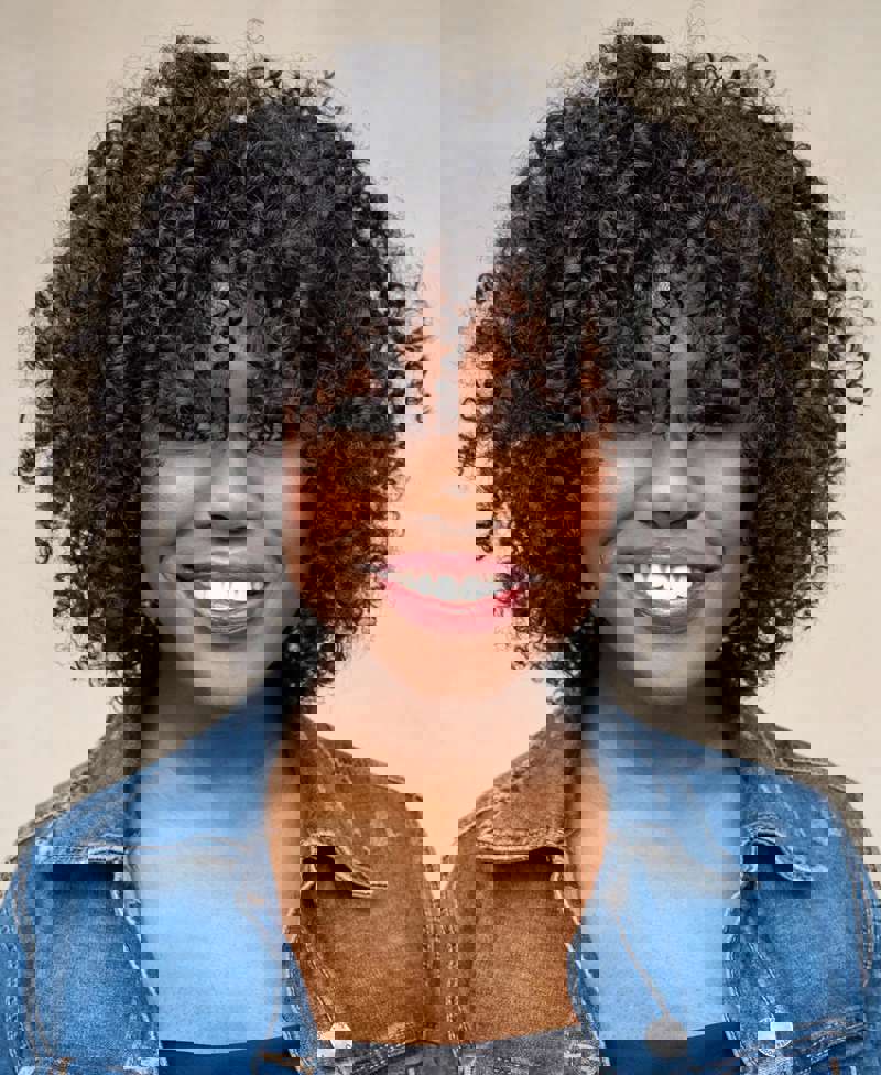 Cortes de pelo corto rizado: bob con flequillo