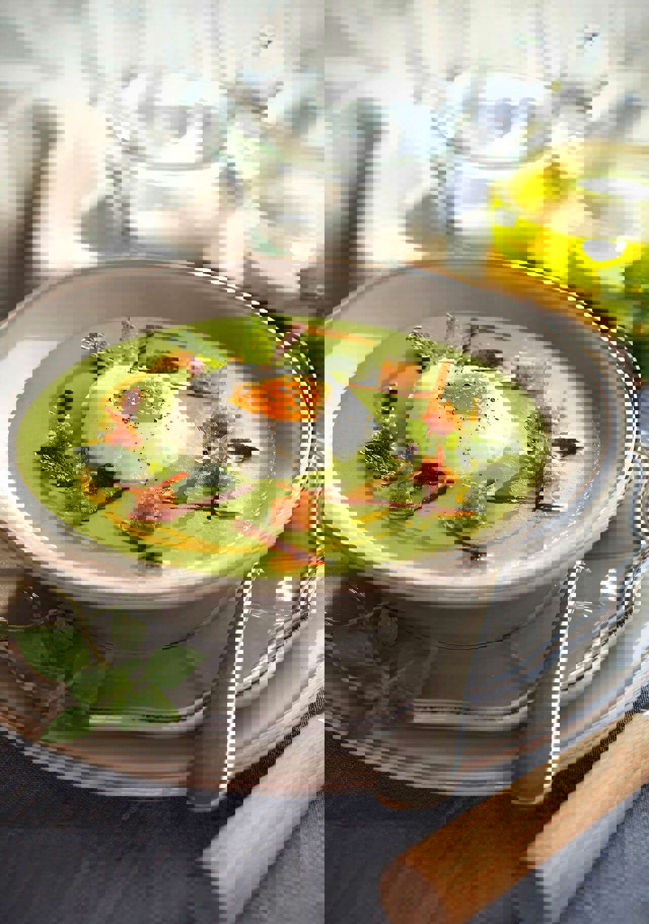 Crema de guisantes y huevo poché