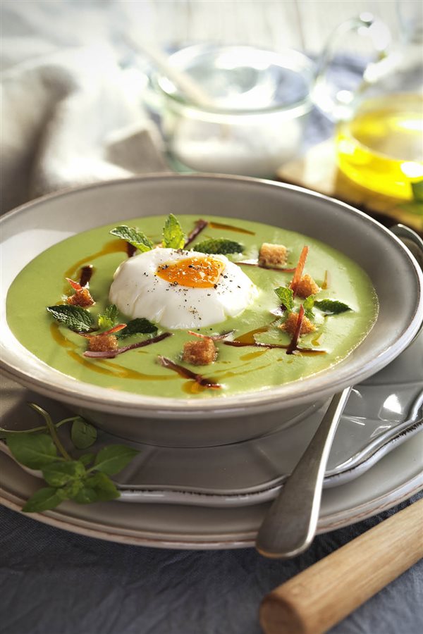 Recetas para adelgazar: crema guisantes con huevo cocido.