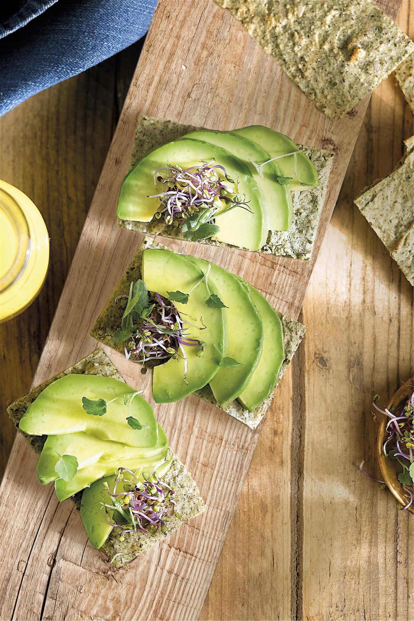 Tostadas con aguacate y germinados