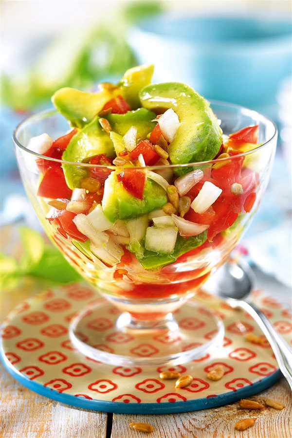 Recetas para adelgazar: ensalada de aguacate cebolla y tomate con pipas de girasol.