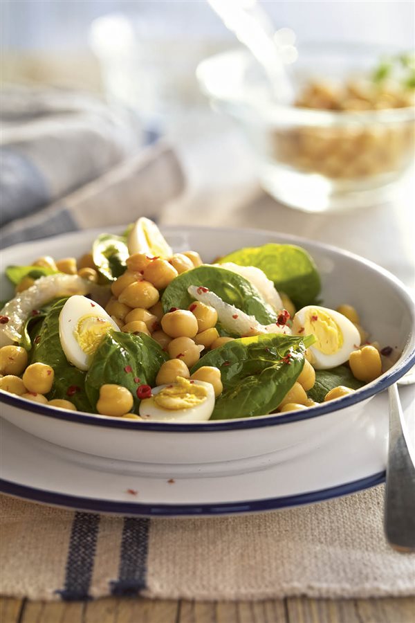Recetas para adelgazar: garbanzos con espinacas y bacalao.