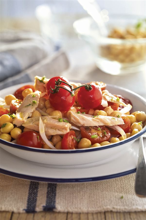 Garbanzos con tomatitos y atún