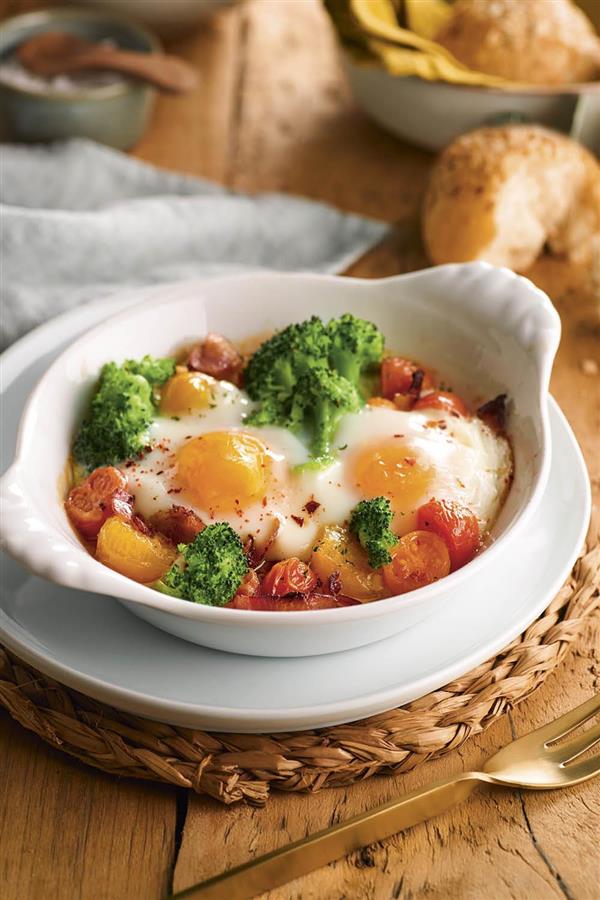 Cenas ligeras: huevos al plato con brócoli y beicon