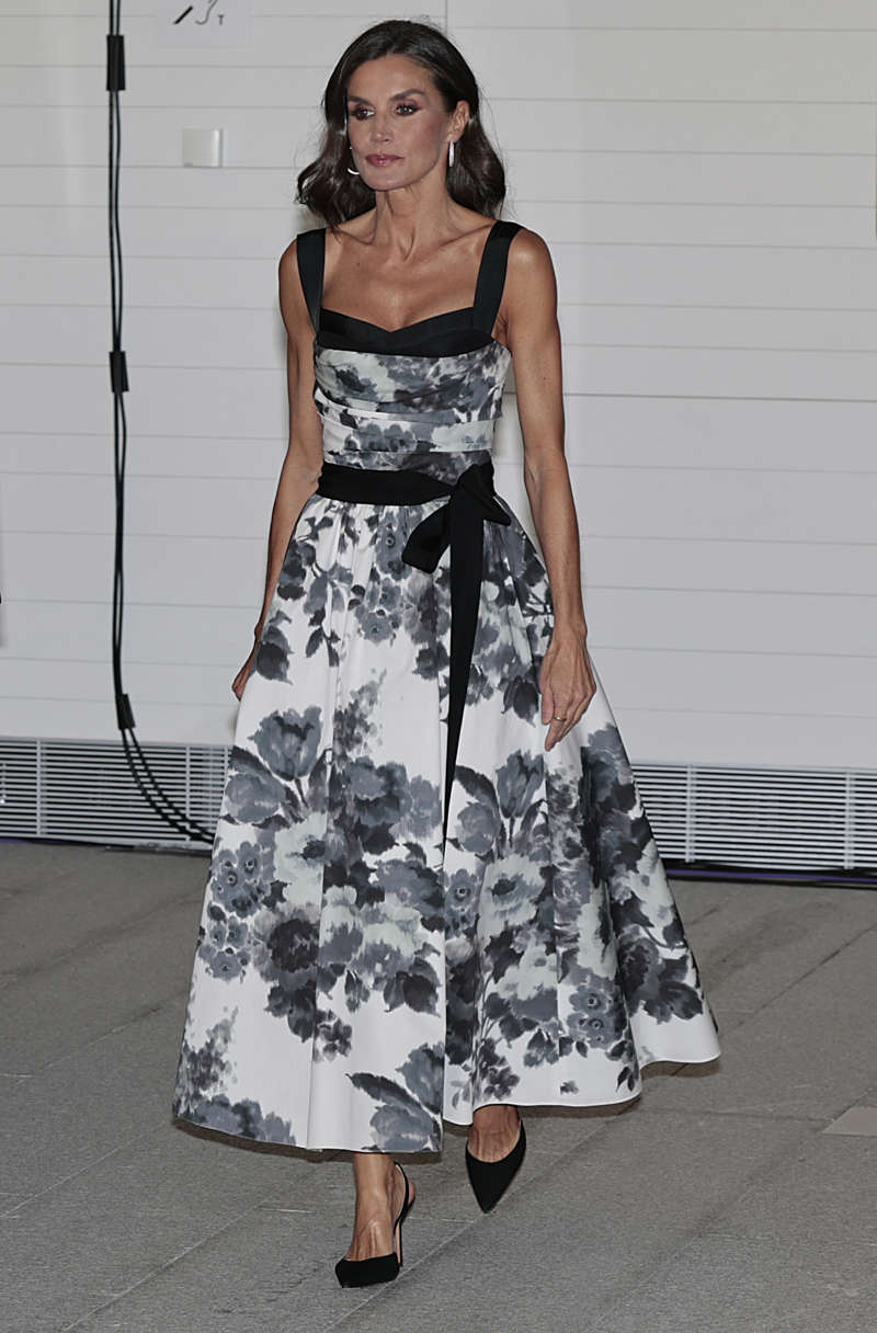 Letizia luce un vestido de Carolina Herrera