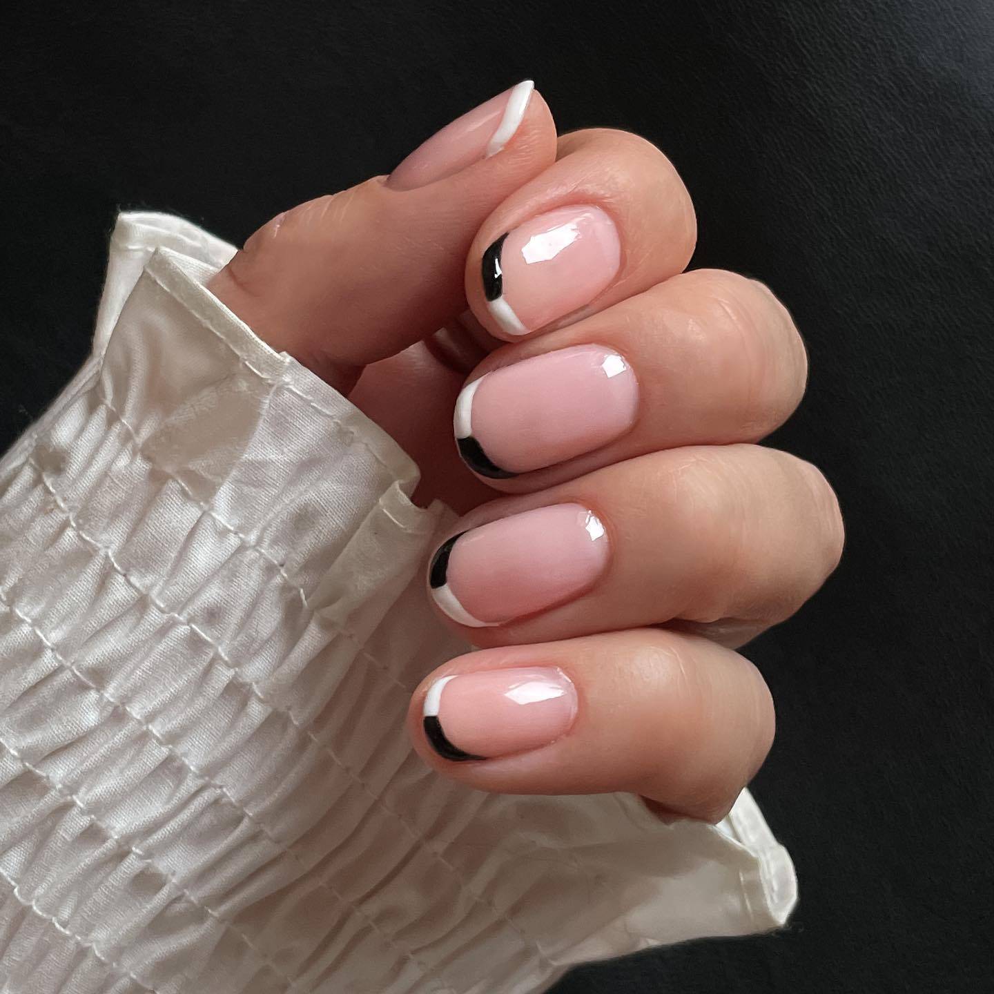 Manicura francesa en blanco y negro