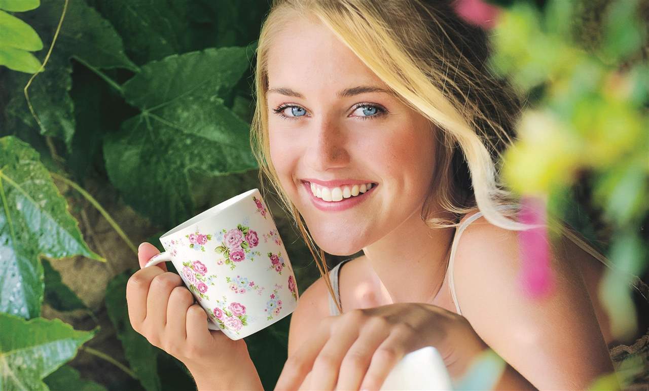 mujer tomar infusion dieta depurativa