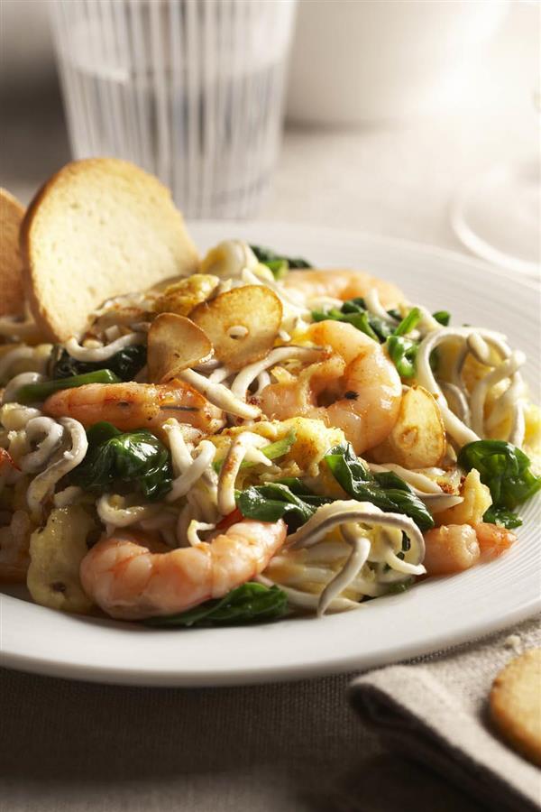 Cenas ligeras: revuelto de espinacas y gambas