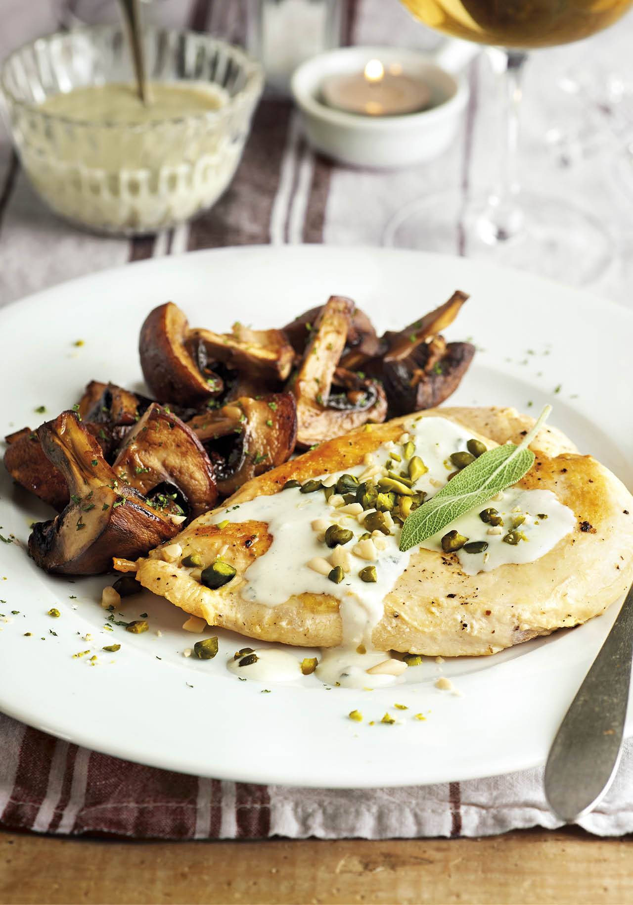 cena romantica en casa pollo salsa roquefort setas