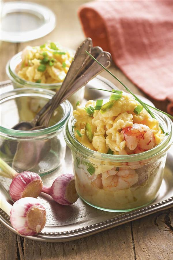 Cenas ligeras: revuelto de espárragos y gambas