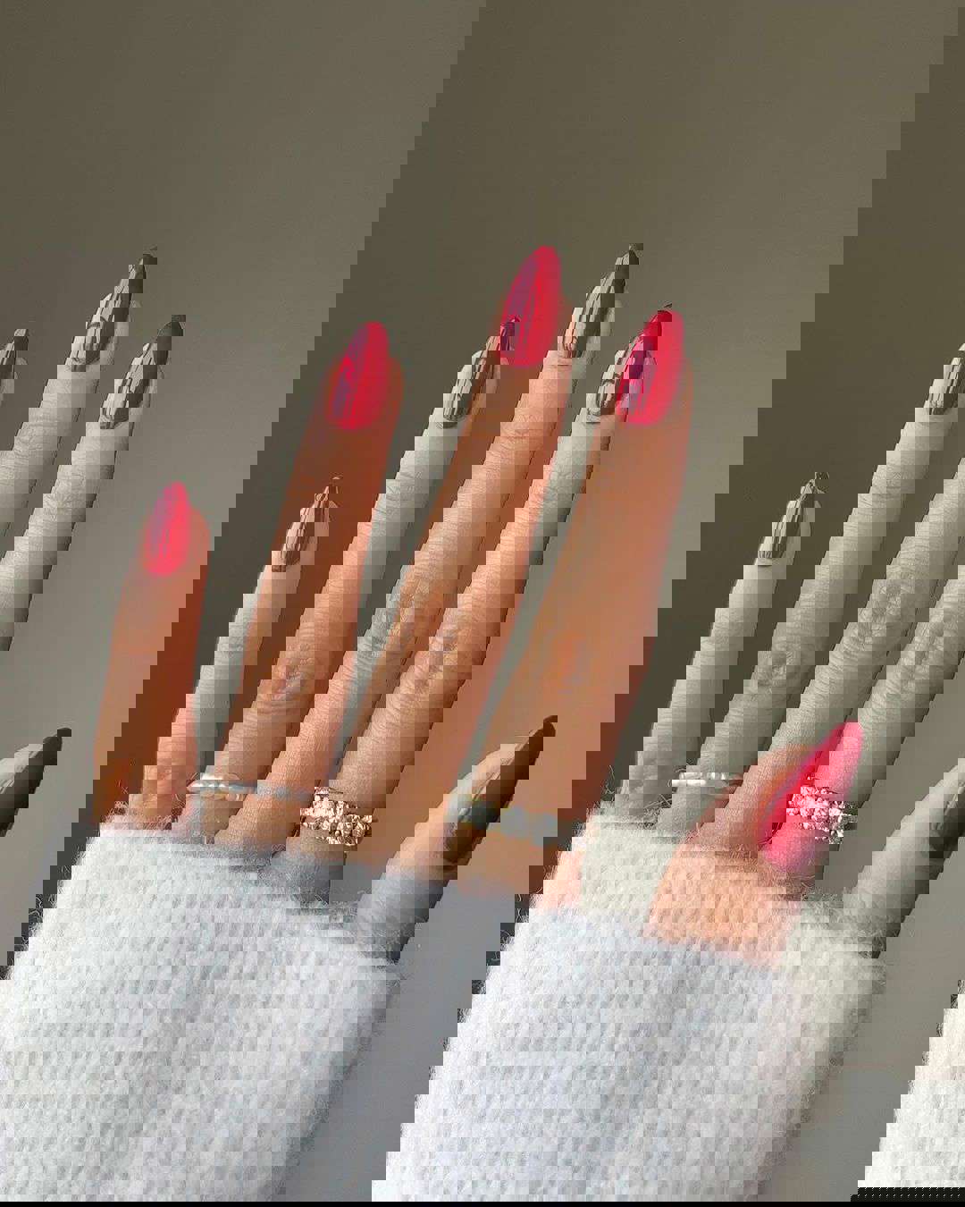 5 colores de uñas de moda en primavera 2024: rojo
