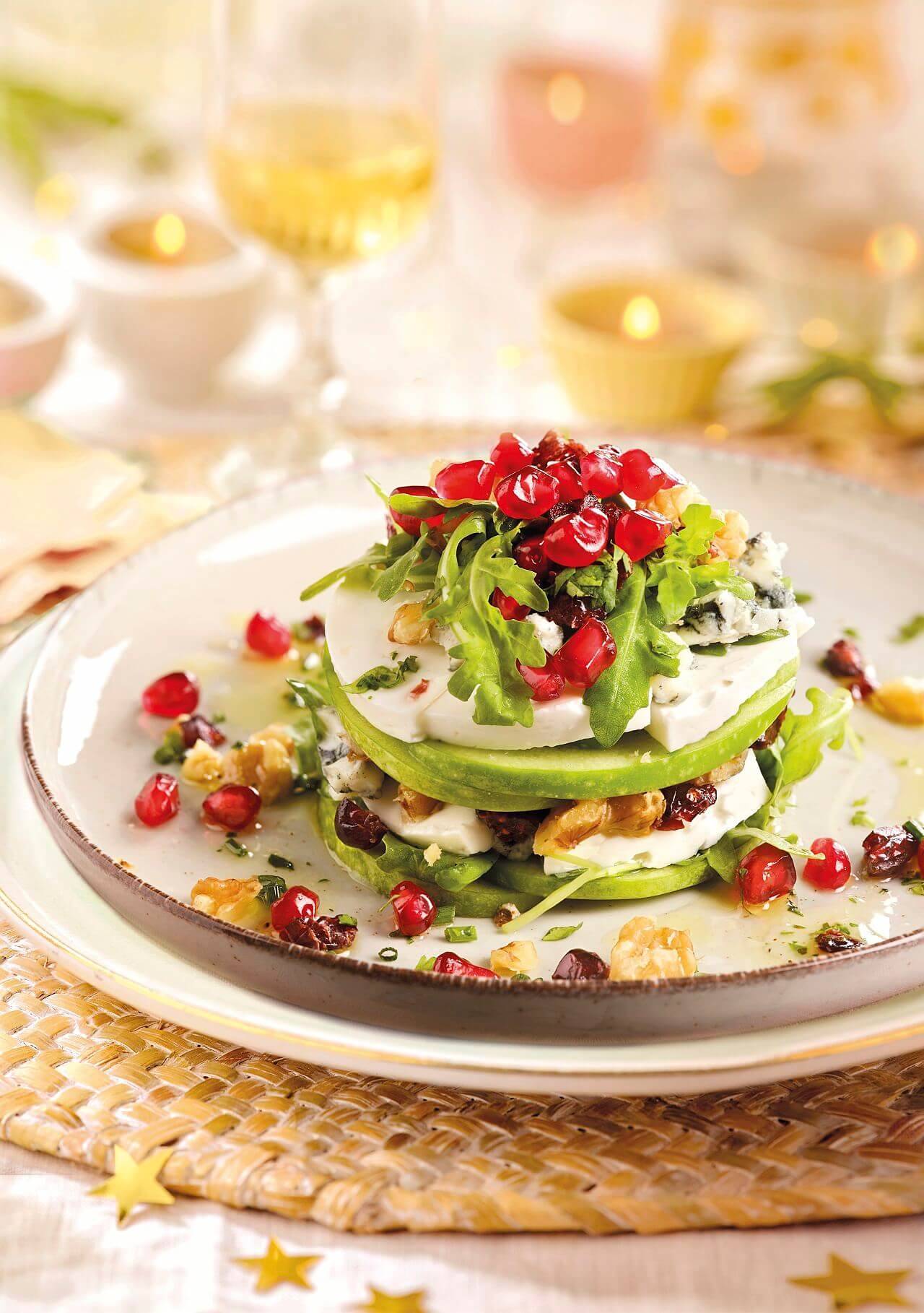 cena romántica en casa ensalada elegante de manzana y queso