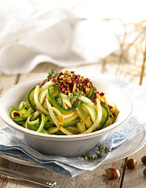 Recetas para adelgazar: tallarines de calabacín con pesto rojo.