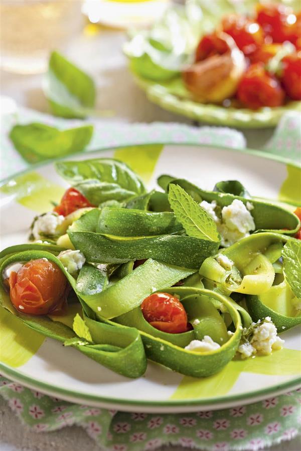 Cenas ligeras: ensalada de tallarines de calabacín con tomates asados