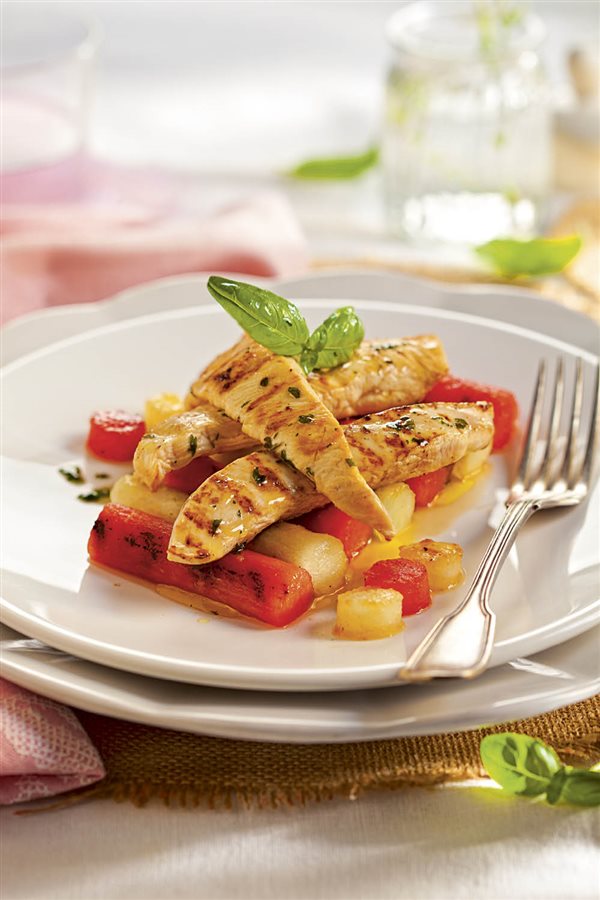 Recetas para adelgazar: tiras de pollo con sandía y melón.