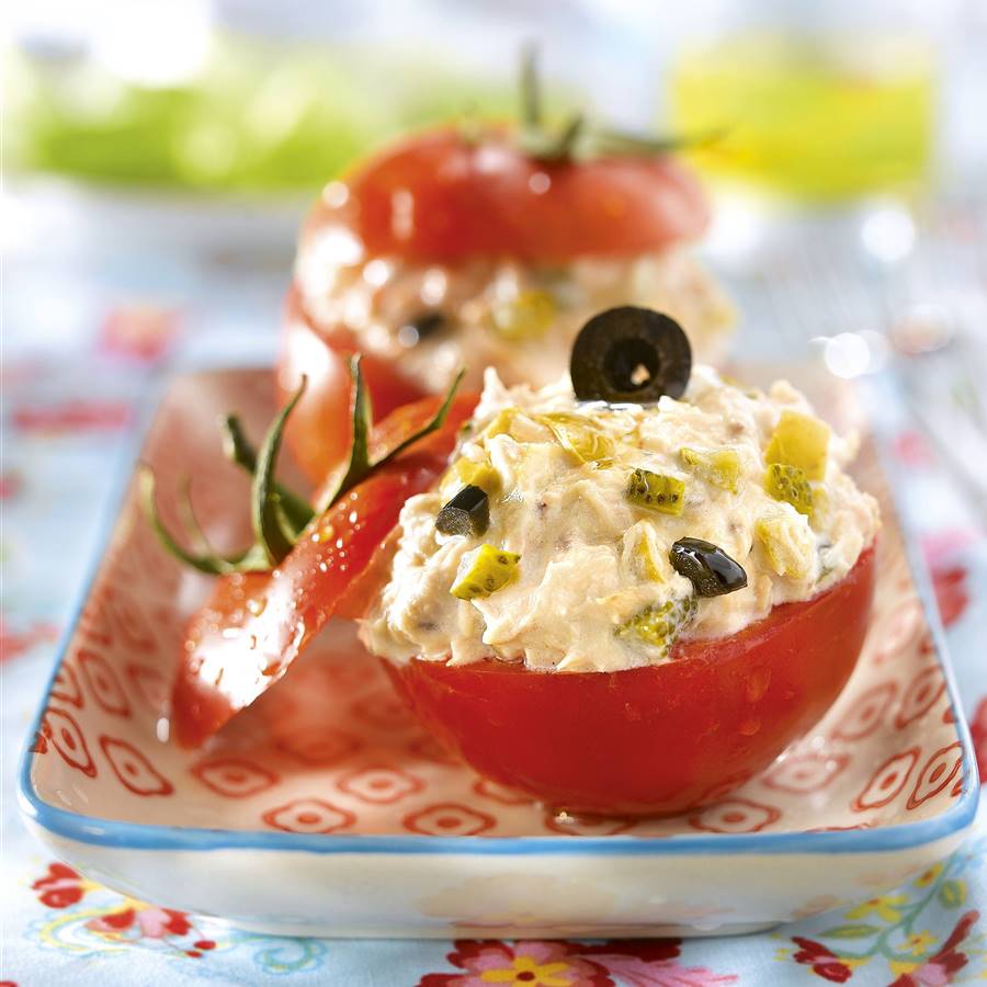 Tomates rellenos de atún y encurtidos