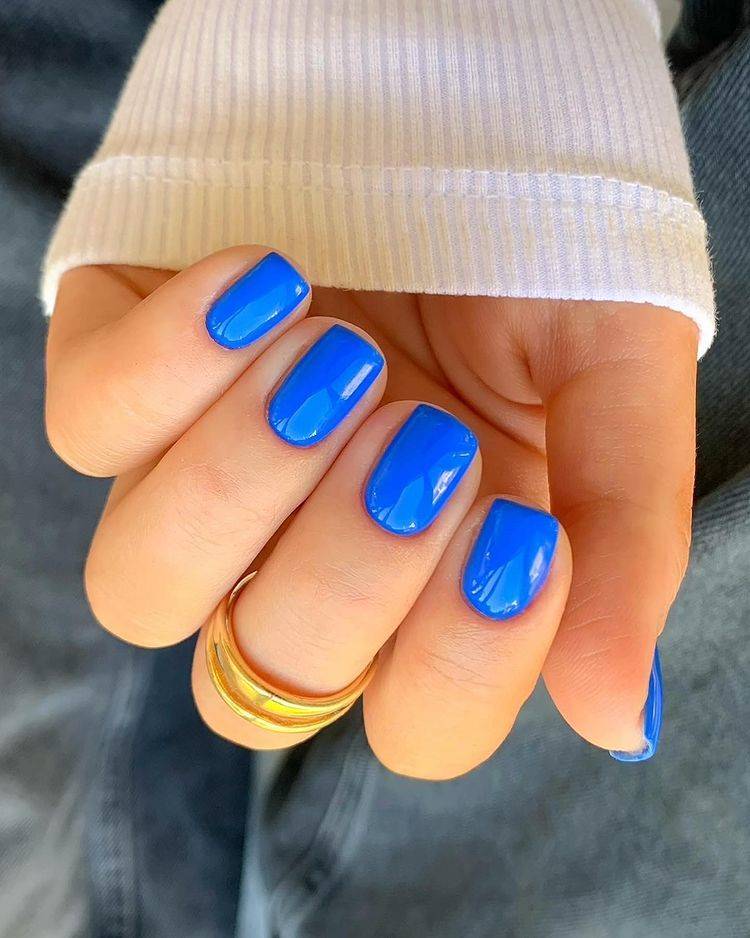 Uñas azul klein