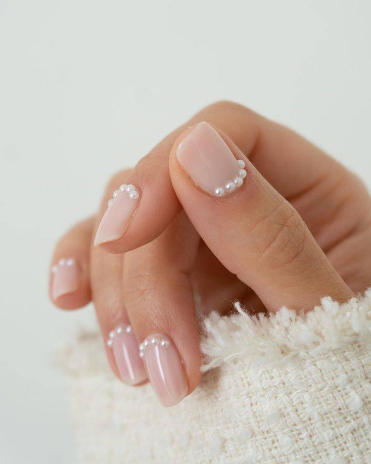 UÑAS DECORADAS CON PERLAS