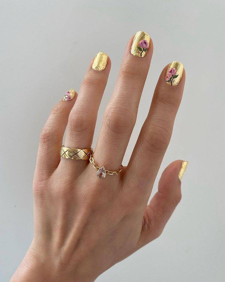 Uñas doradas