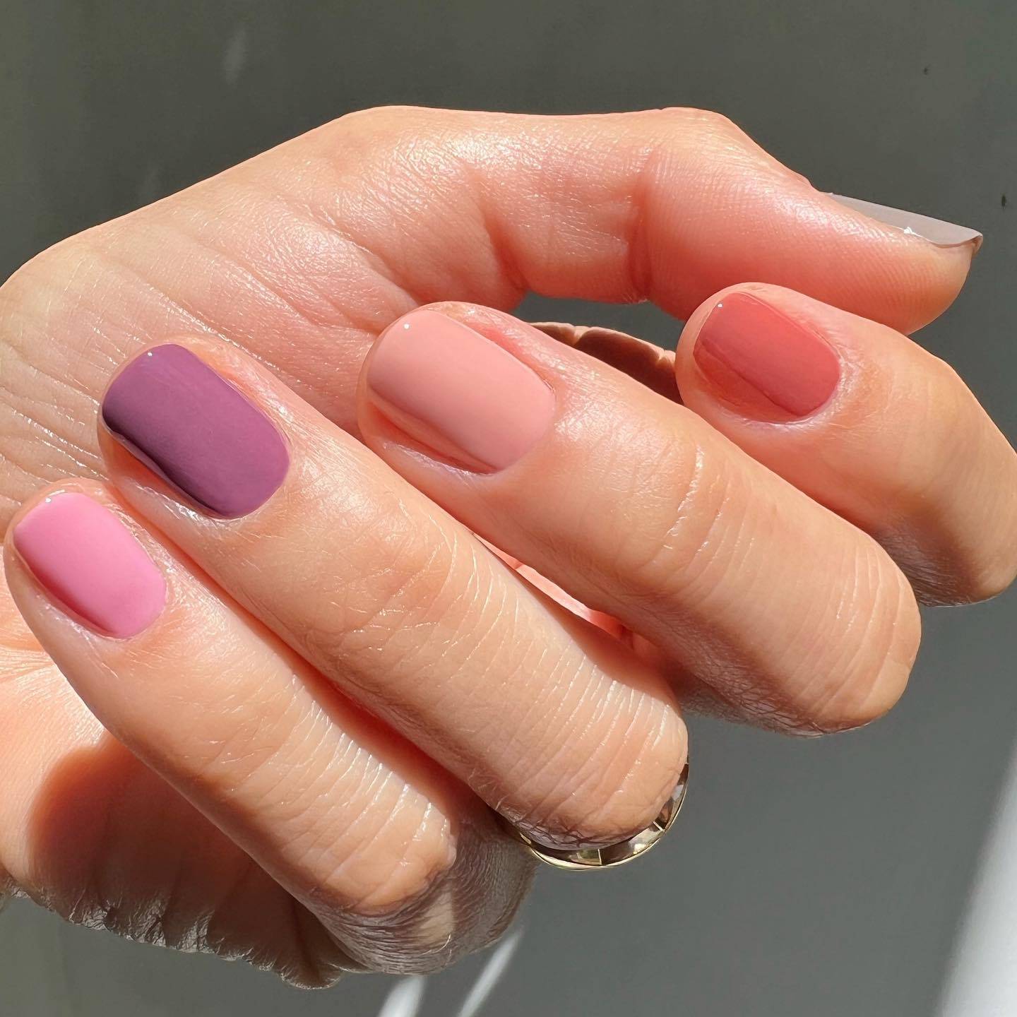 Uñas en tonalidades rosa