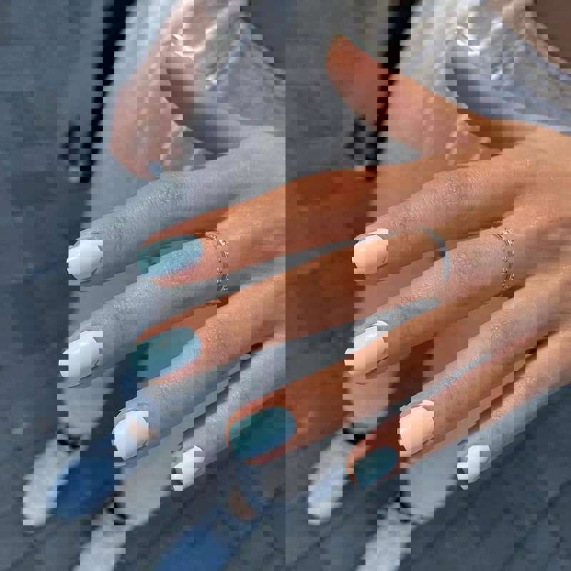 Uñas semipermanentes 2024: azul cielo