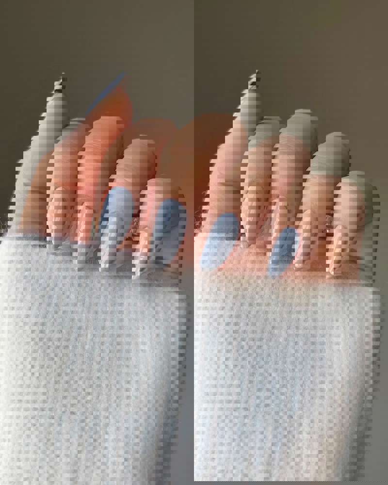 Uñas semipermanentes 2024: azul hielo