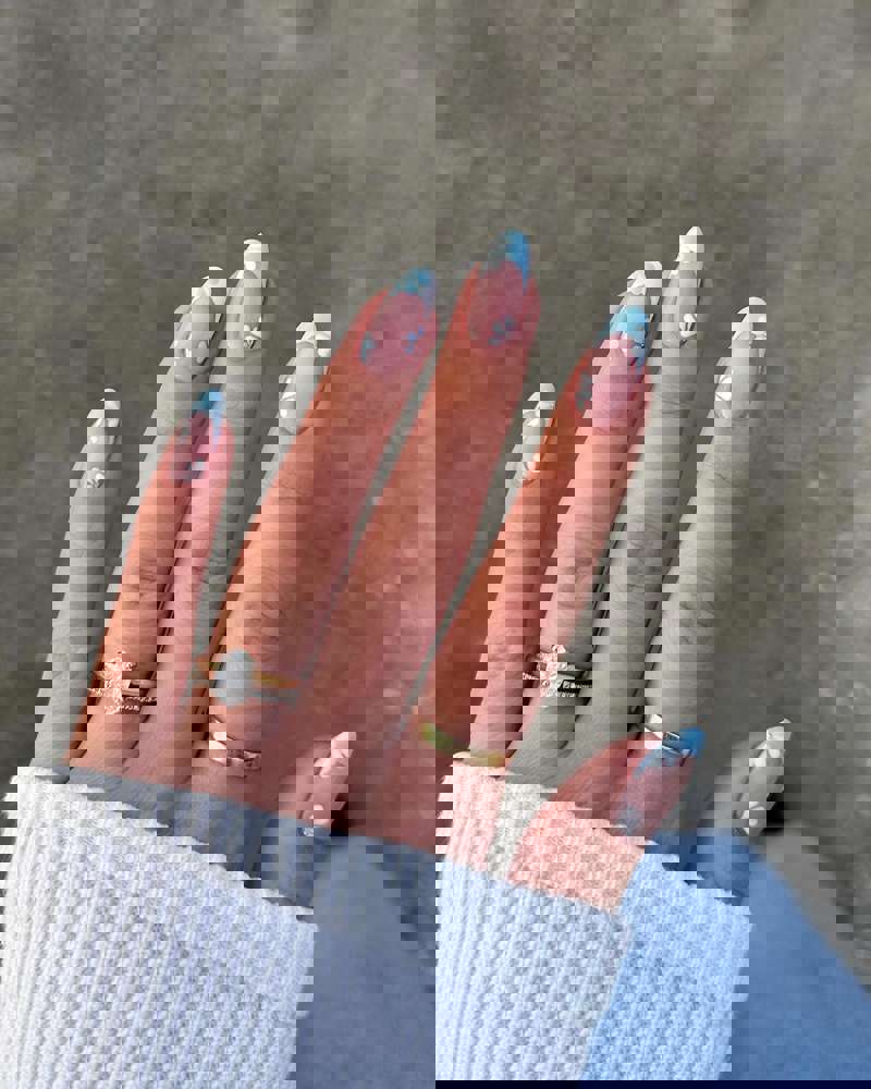 Uñas semipermanentes 2024: azules con flores