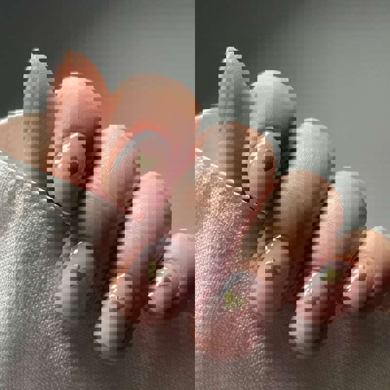 Uñas semipermanentes 2024: con corazones dorados