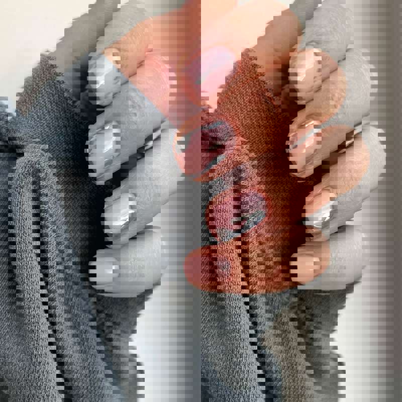 Uñas semipermanentes 2024: con detalles cromados