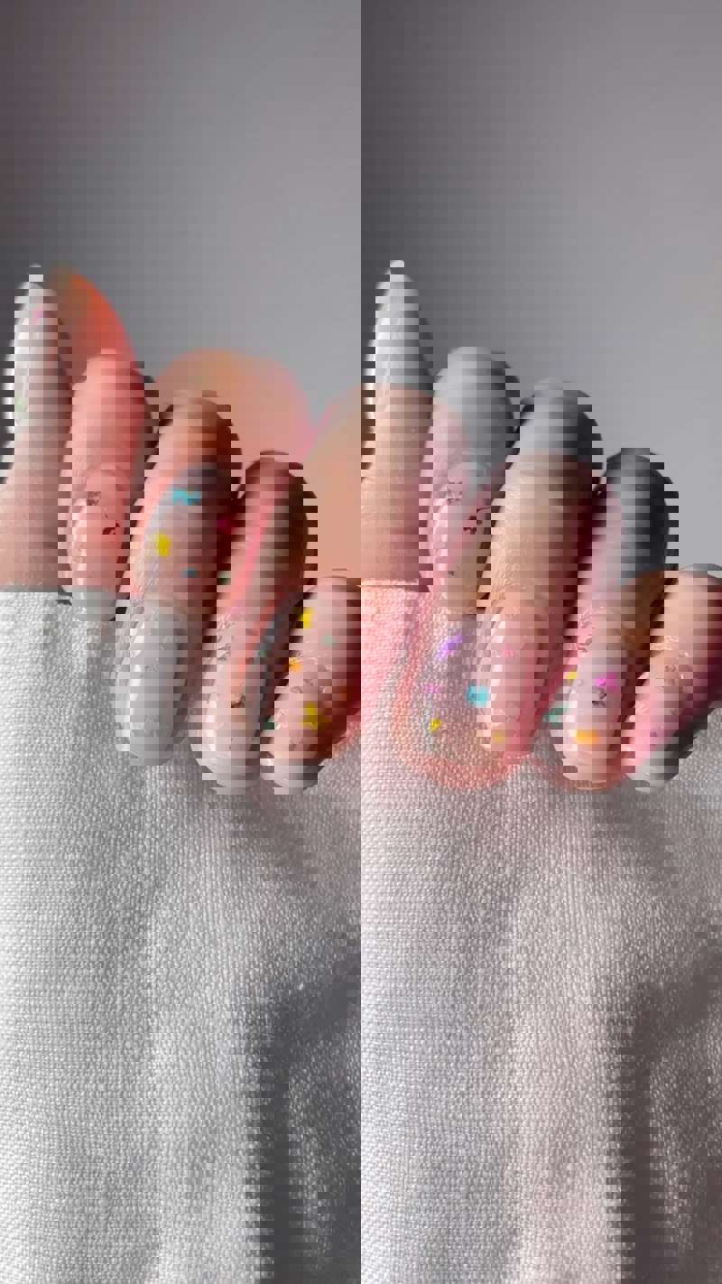 Uñas semipermanentes 2024: con flores secas