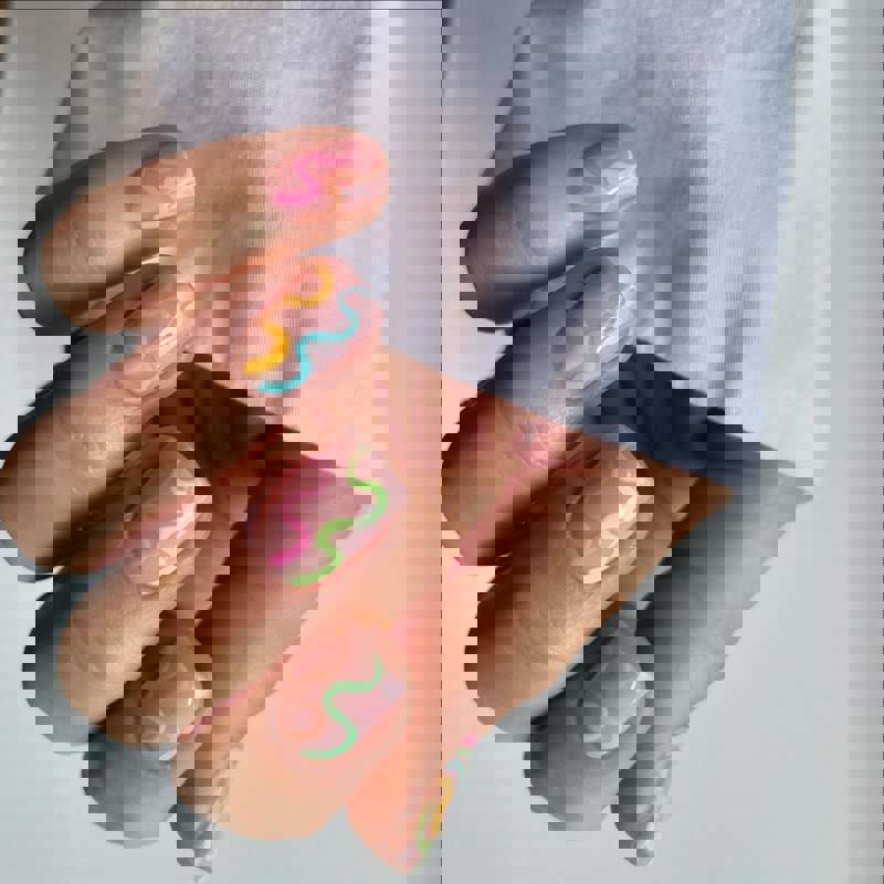Uñas semipermanentes 2024: con ondas