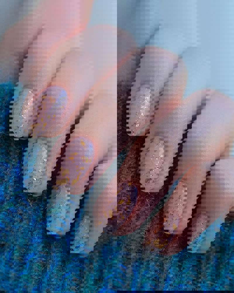 Uñas semipermanentes 2024: con pan de oro