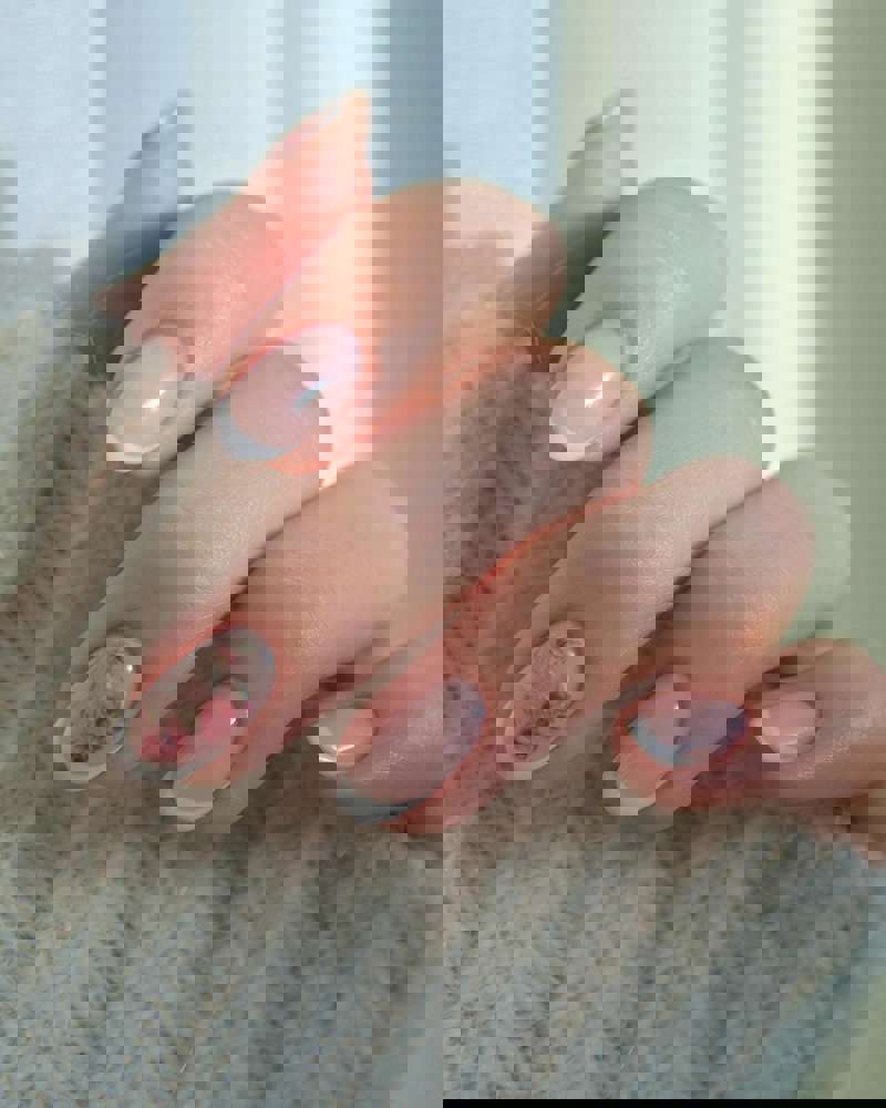 Uñas semipermanentes 2024: francesas románticas