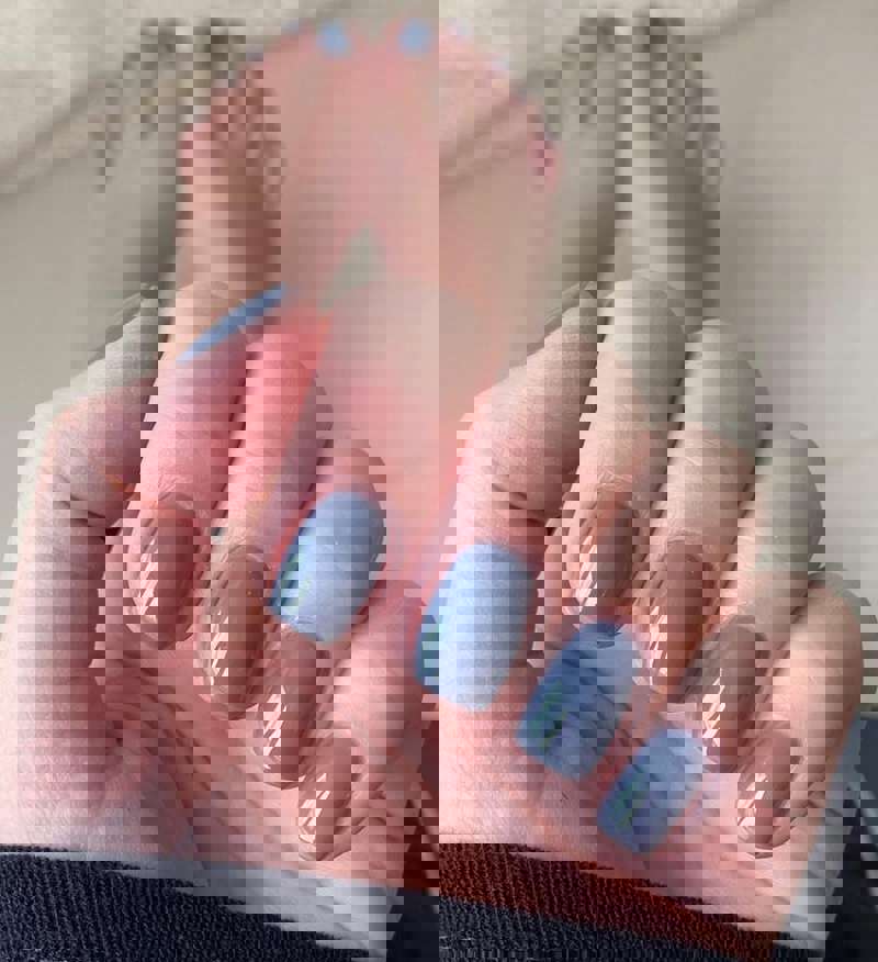 Uñas semipermanentes 2024: gris topo