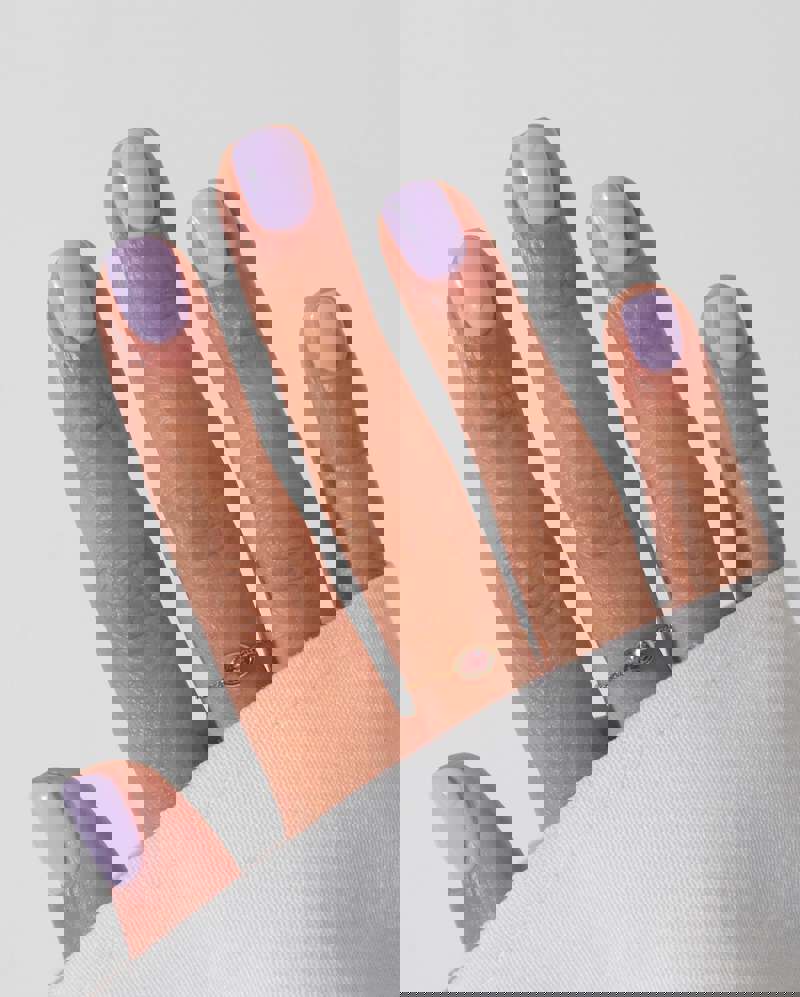 Uñas semipermanentes 2024: lila
