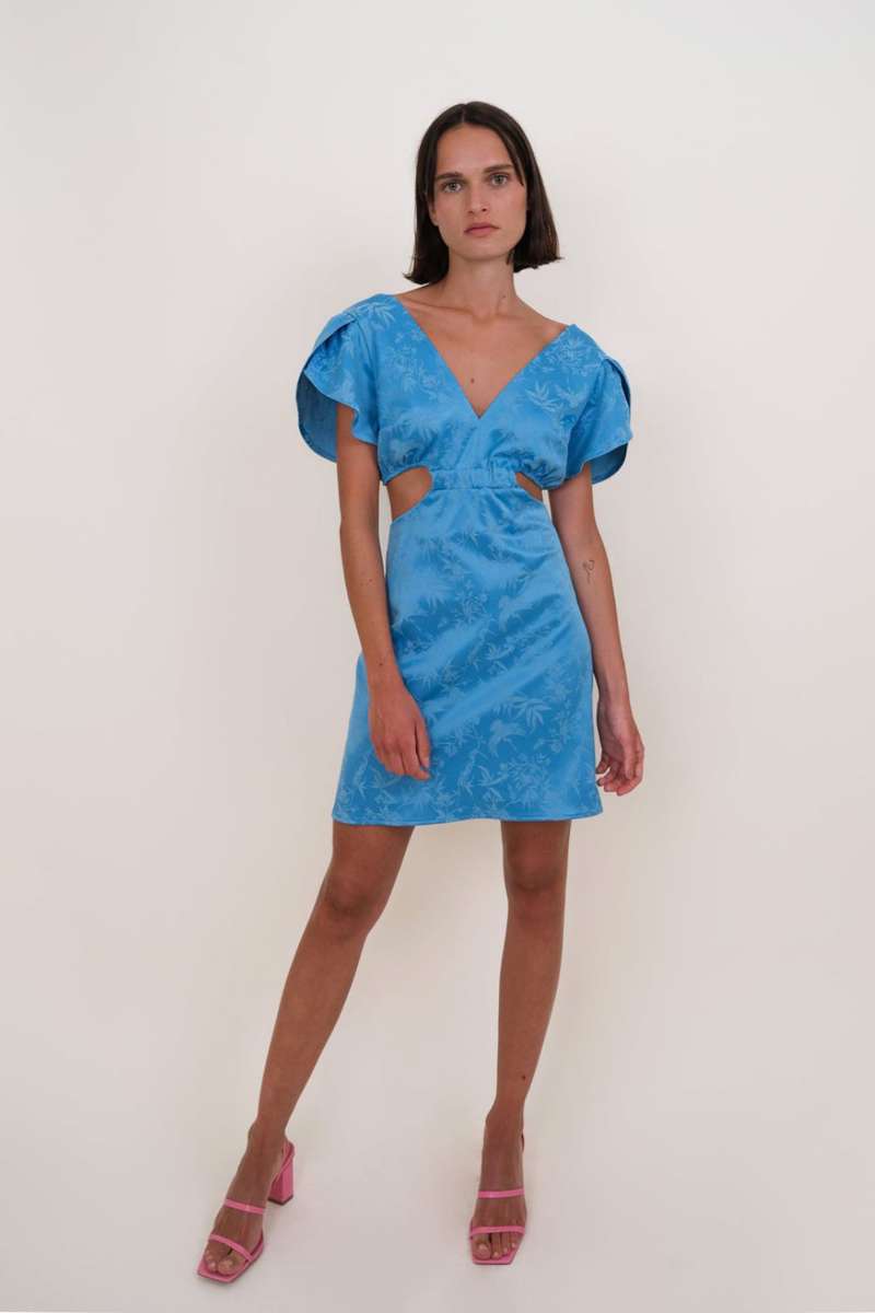 Vestidos de invitada de verano: escote en pico