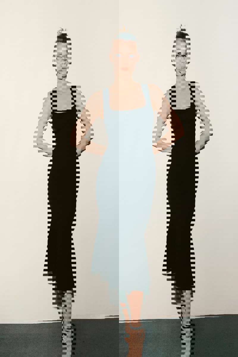 Vestidos de invitada de Zara: midi punto stretch